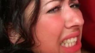 Une petite salope pour un trio