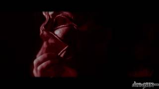 Une belle brune avec des formes