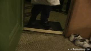 Deux petites salopes pour des dizaines de mecs !