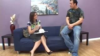 Sara Stone - Milf à lunette pour une baise hard !