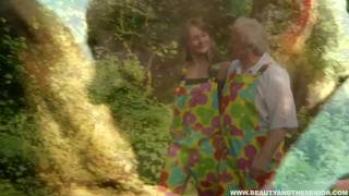 En extérieur - Une jeune baise avec un vieux