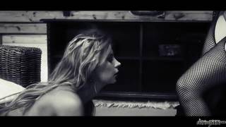 Dorothey Black et l'excitante Peaches pour du porno délicat entre femmes