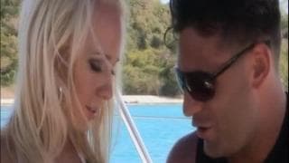 Carla Cox s'envoie en l'air sur le bateau