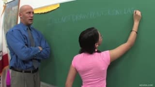 Kandi Milan déchirée dans la salle de classe