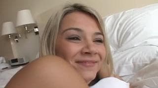 Ashlynn Brooke s'envoie en l'air à l'hôtel