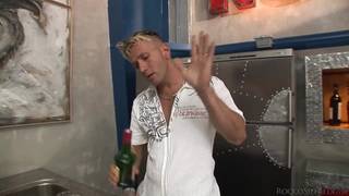 Helena White s'envoie en l'air avec deux gars !