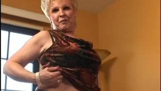 Cette vieille femme se fait prendre devant la caméra