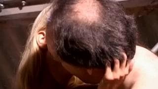 Un vieux gourmand lime une belle blonde assez jeune