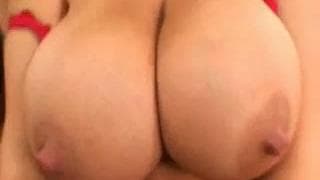 Sara Stone et la pulpeuse Brandy Taylor dans une scène XXX