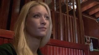 Il va la baiser généreusement en échange de quelques billets