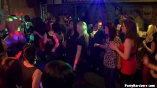 Voilà des amatrices qui aiment la bite en boite de nuit !