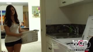 Lily Carter a visiblement un faible pour les bites géantes