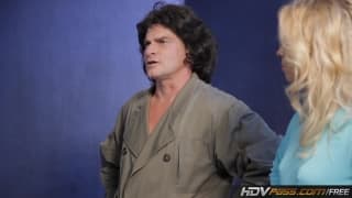 Nicki Blue a des talents de suceuse et elle vous le montre !