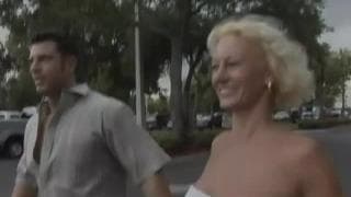 Une milf avec des gros seins qu'il arrive à troncher !