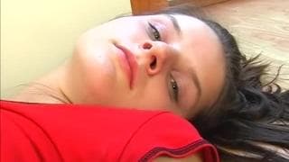 J'ai trouvé une teen qui se touche délicatement !