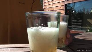 Ivana Sugar prend relativement bien dans le cul !