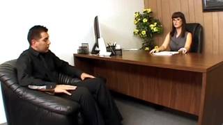 Carrie Ann va baiser sur son lieu de travail