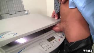 Leena Sky elle prend du plaisir au bureau !