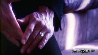 Donna Bell prend plus de plaisir avec deux hommes