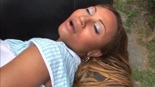 Une belle brésilienne qui accepte le sexe anal !
