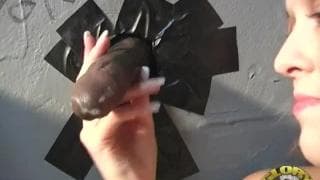 Trisha Rey suce sublimement bien aux toilettes