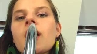 Carolina se fait plaisir toute seule à la maison