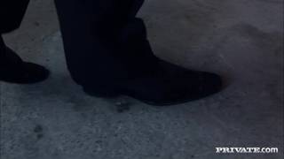 Une belle brunette qui se fait prendre copieusement