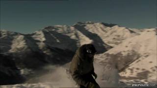 Sunny Jay va baiser sur la neige