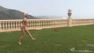 Miley Mason se touche enfin la nouille dehors