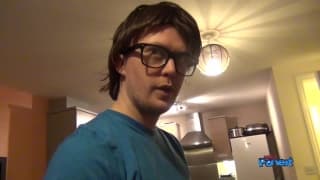 Sara Knight suce avec brio la queue de cet homme