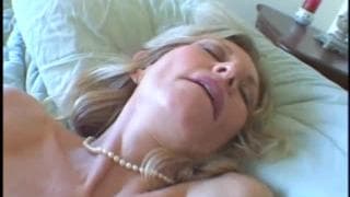 Baruska trouve une bite géante pour prendre son pied