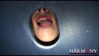 Un gloryhole à New-York avec une grosse cochonne