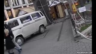 Elle se ballade dans la rue et cherche une proie pour baiser