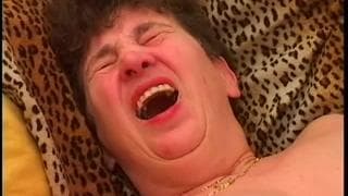 Ludmila, une femme vieille qui aime la bite