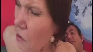 Une femme mature va prendre son pied