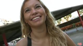 Elle baise pour un peu d'argent