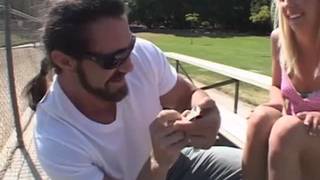 Eden Adams s'amuse très bien avec cet homme