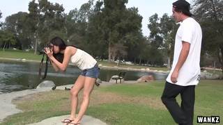 Rachel Rose se fait prendre le cul par un inconnu