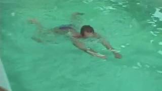 Monica Cameron se fait plaisir dans la piscine