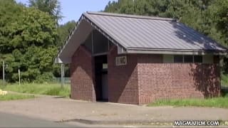 Cette milf gagne de l'argent en suçant des queues