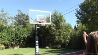 Une jeune invitée dans un trio sexuel