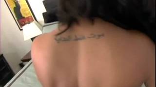 Angelina Valentine va avaler la dick de son mec