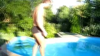 Jeune femme blonde qui s'occupe de son mec