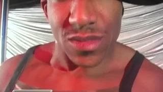 Phoenix adore faire son show