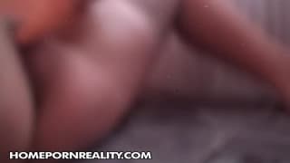 Cette amatrice ronde à lunettes fait son show devant la cam