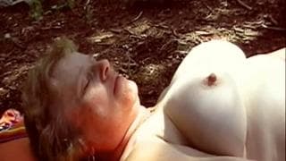 Cette vieille se gode en pleine forêt !