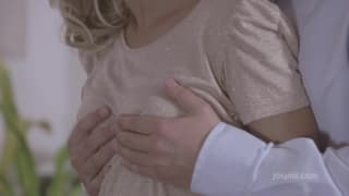 Lara est une salope blonde délicieuse