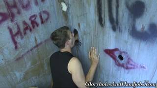 Mark il va bien lécher la queue d'un inconnu