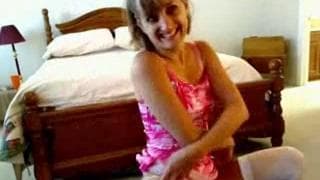 Avec un dildo madame prend son pied !