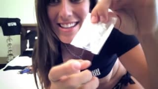 Rilynn Rae aime bien tester des jouets sexuels